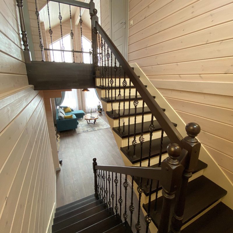 Деревянная лестница из лиственницы с ковкой и кладовкой