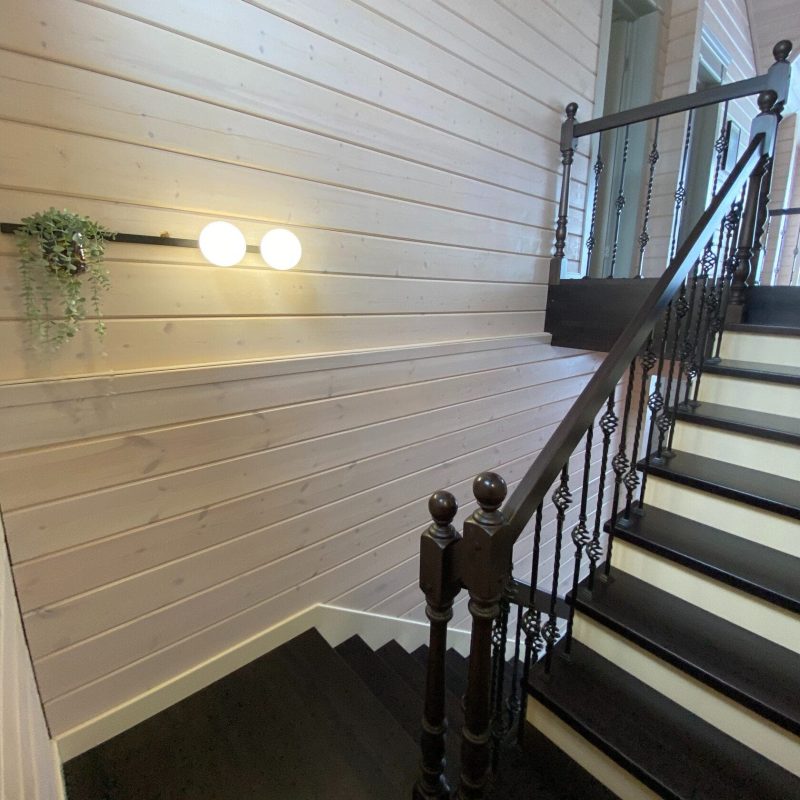 Деревянная лестница из лиственницы с ковкой и кладовкой