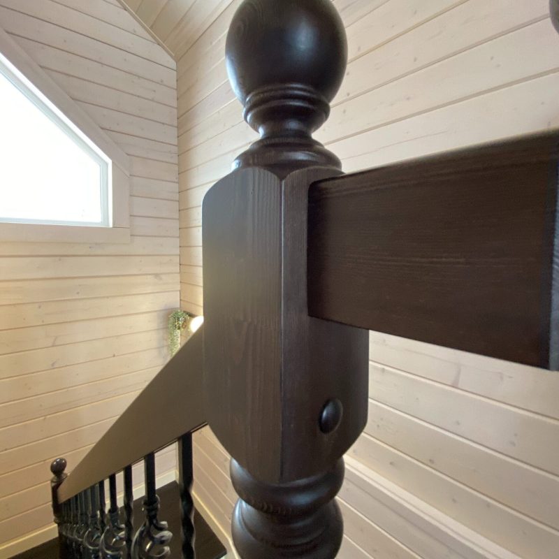 Деревянная лестница из лиственницы с ковкой и кладовкой