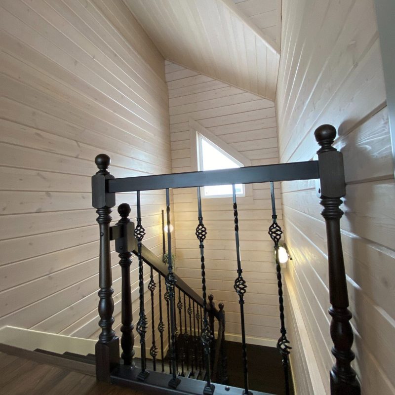 Деревянная лестница из лиственницы с ковкой и кладовкой