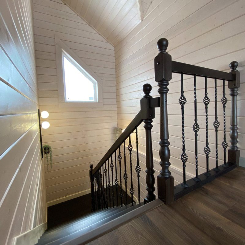 Деревянная лестница из лиственницы с ковкой и кладовкой