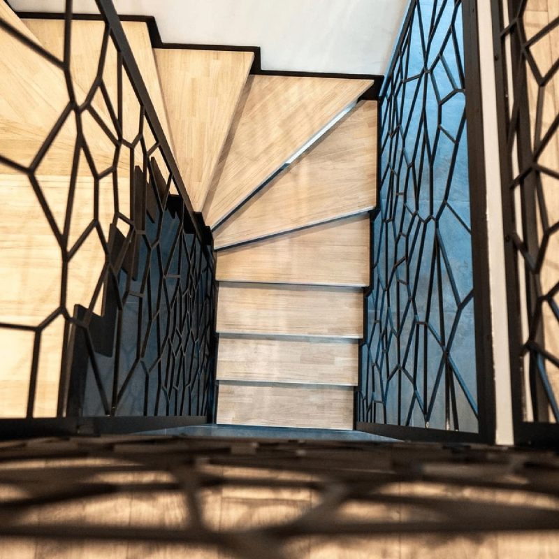 Дизайнерская лестница из металла