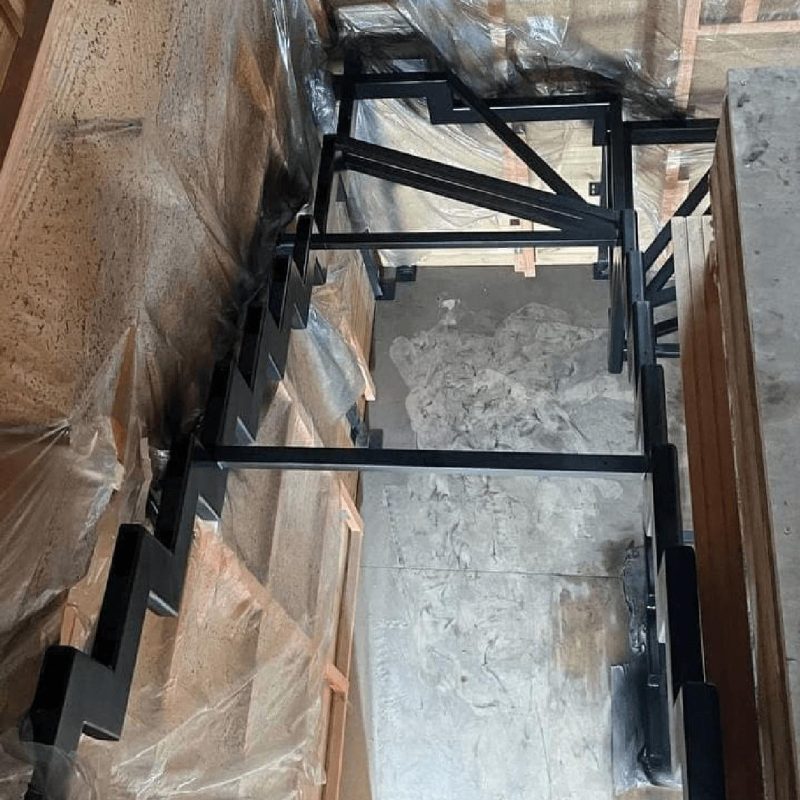 Двойной косоур П образной лестницы со скрытыми стойками