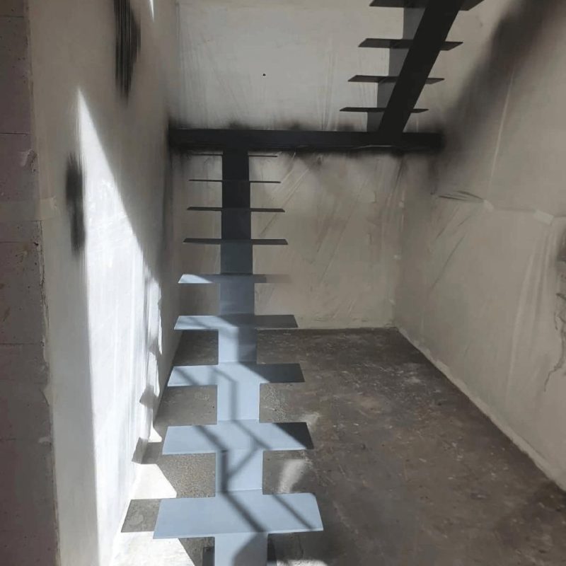 Двухмаршевый монокосоур из листа металла на 180 градусов и площадкой