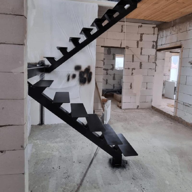 Двухмаршевый монокосоур на профильной трубе с площадкой