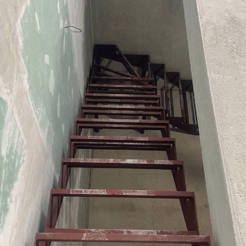 Г образный железный каркас лестницы с поворотом на 90 градусов и забежными