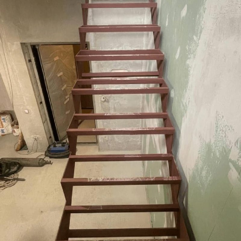 Г образный железный каркас лестницы с поворотом на 90 градусов и забежными