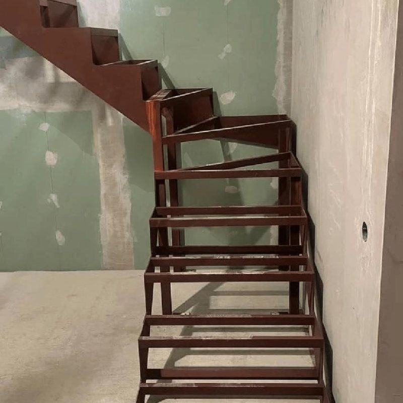 Г образный железный каркас лестницы с поворотом на 90 градусов и забежными