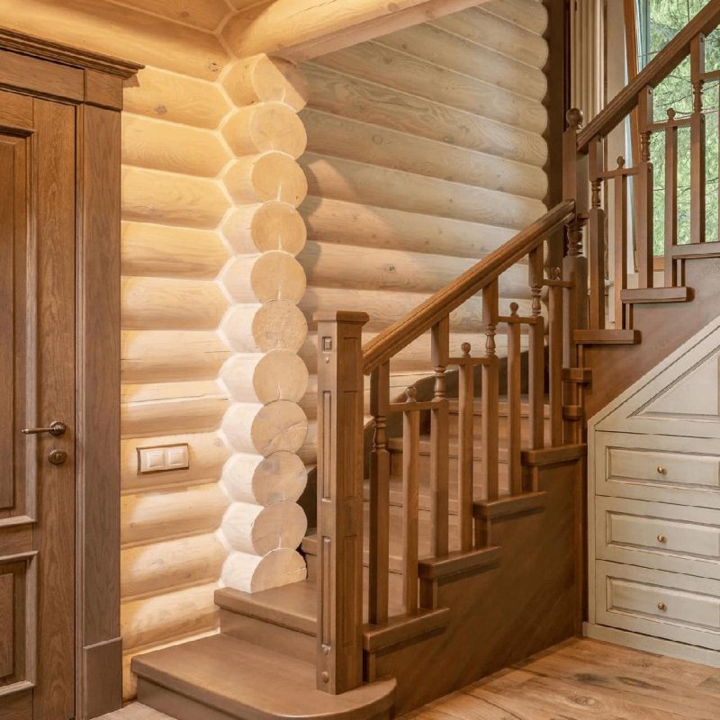 Г образная деревянная лестница из дуба в срубе с 1 на 3 этаж
