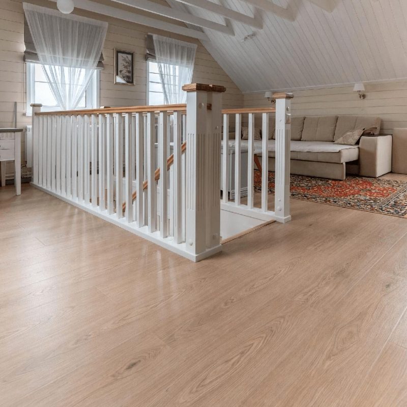 Г образная деревянная лестница из ясеня на мансарду