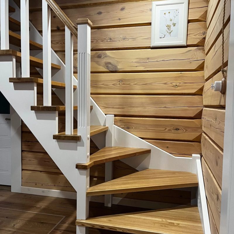 Г-образная деревянная открытая лестница из ясеня на мансарду