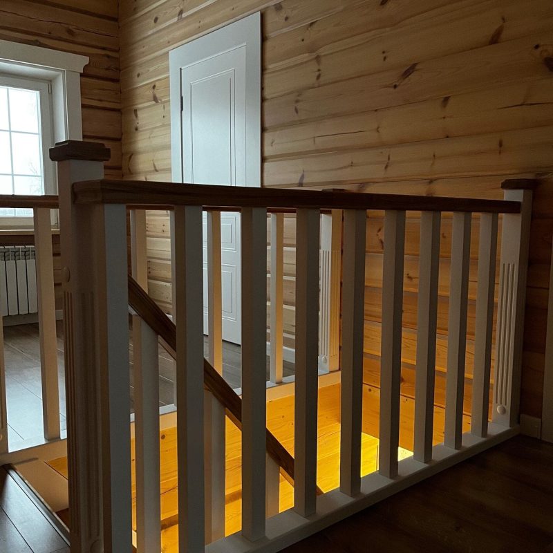 Г-образная деревянная открытая лестница из ясеня на мансарду