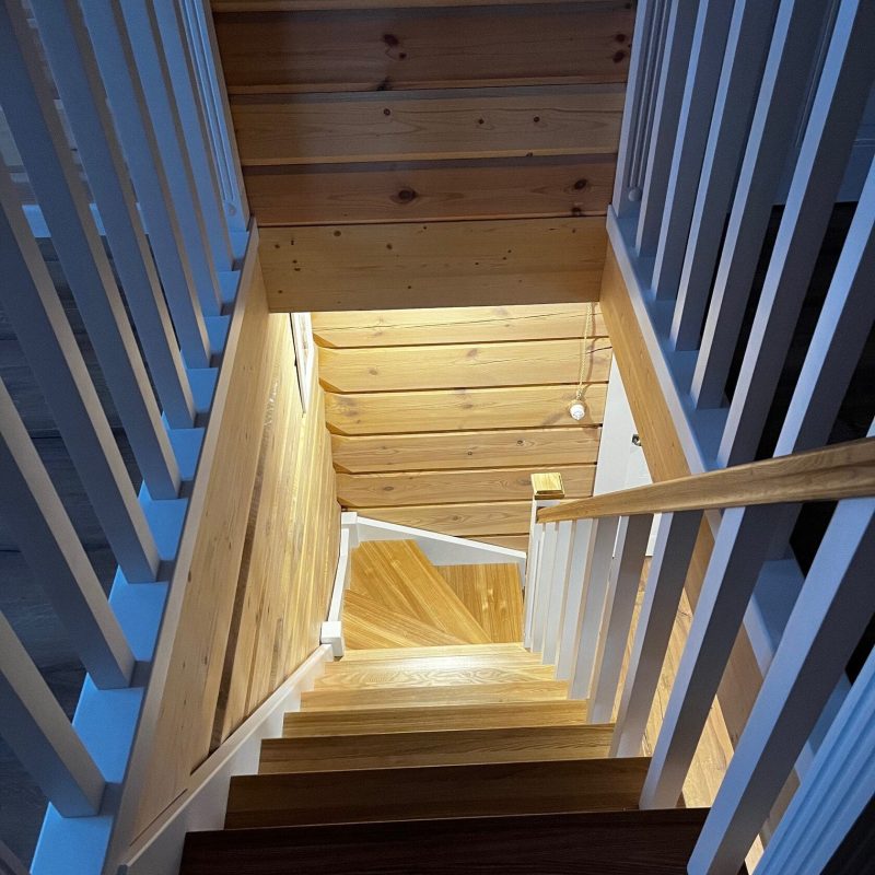 Г-образная деревянная открытая лестница из ясеня на мансарду