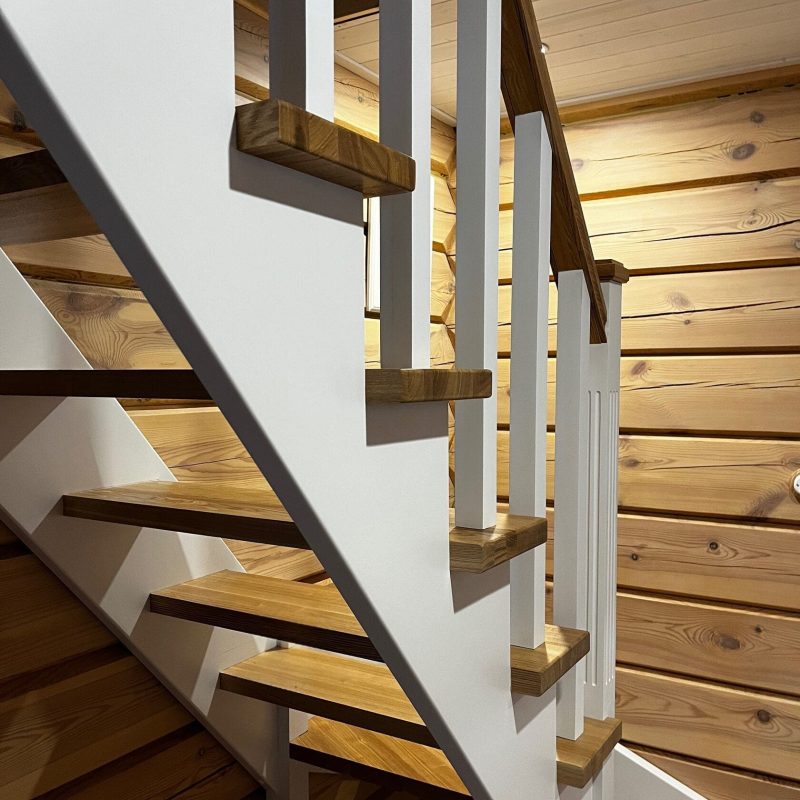 Г-образная деревянная открытая лестница из ясеня на мансарду