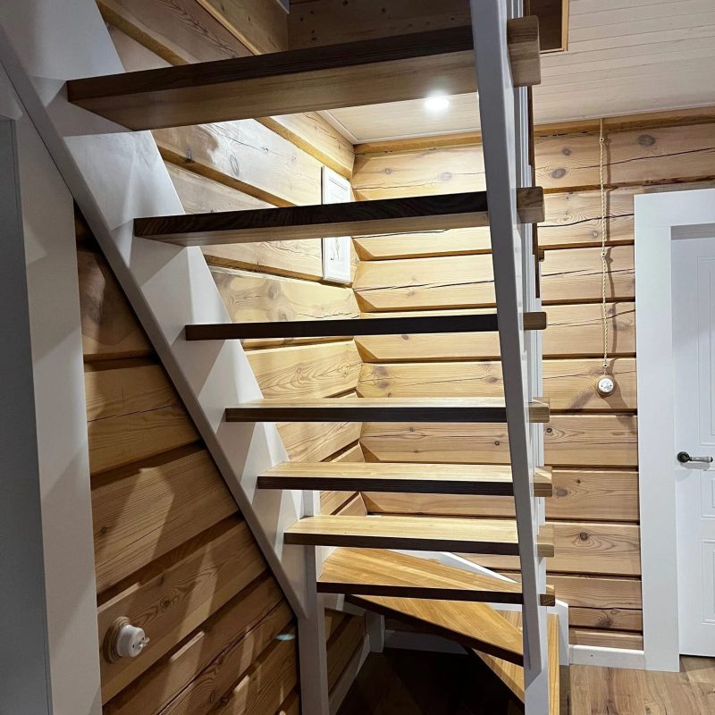 Г-образная деревянная открытая лестница из ясеня на мансарду