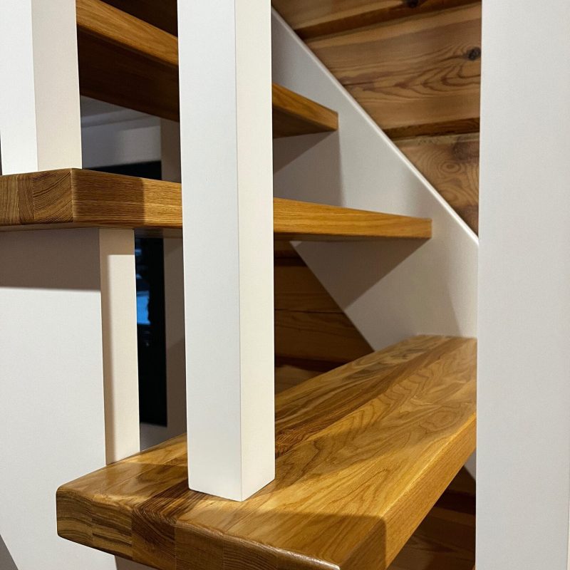 Г-образная деревянная открытая лестница из ясеня на мансарду