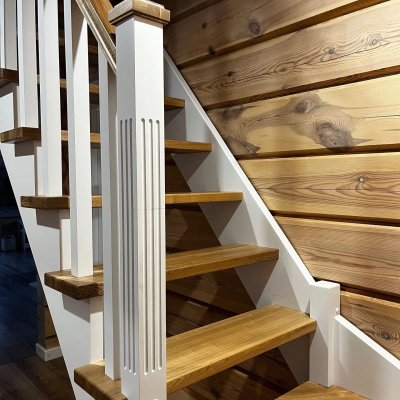 Г-образная деревянная открытая лестница из ясеня на мансарду