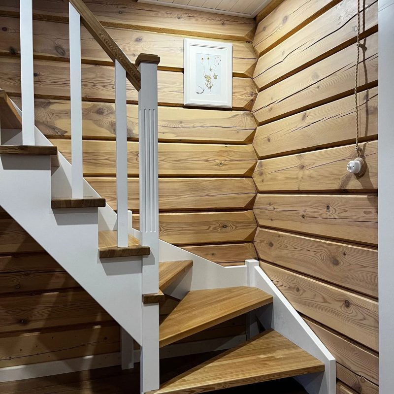 Г-образная деревянная открытая лестница из ясеня на мансарду