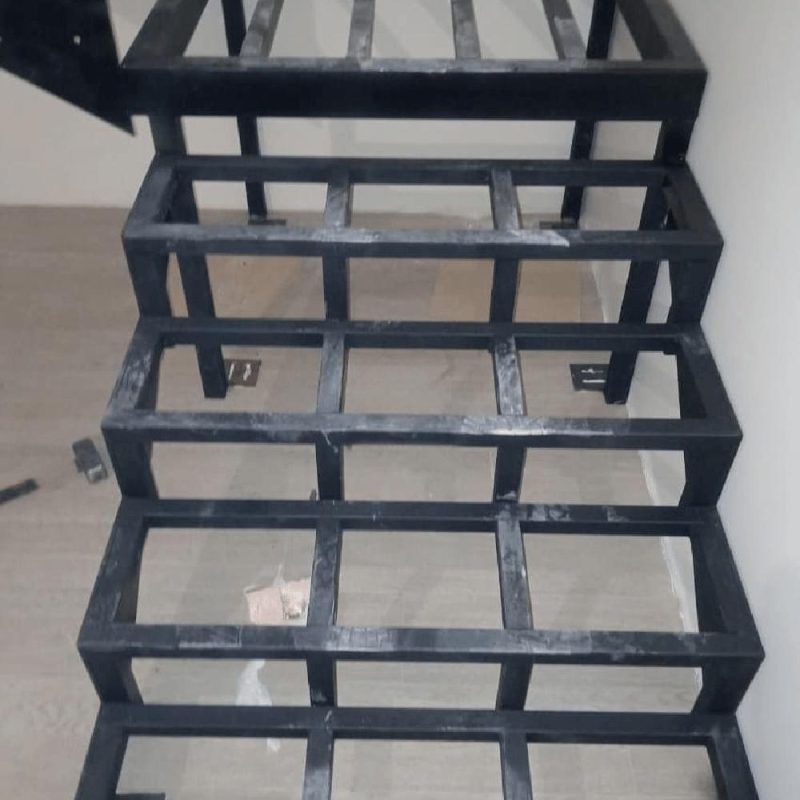 Г образный металлокаркас лестницы под плитку с площадкой