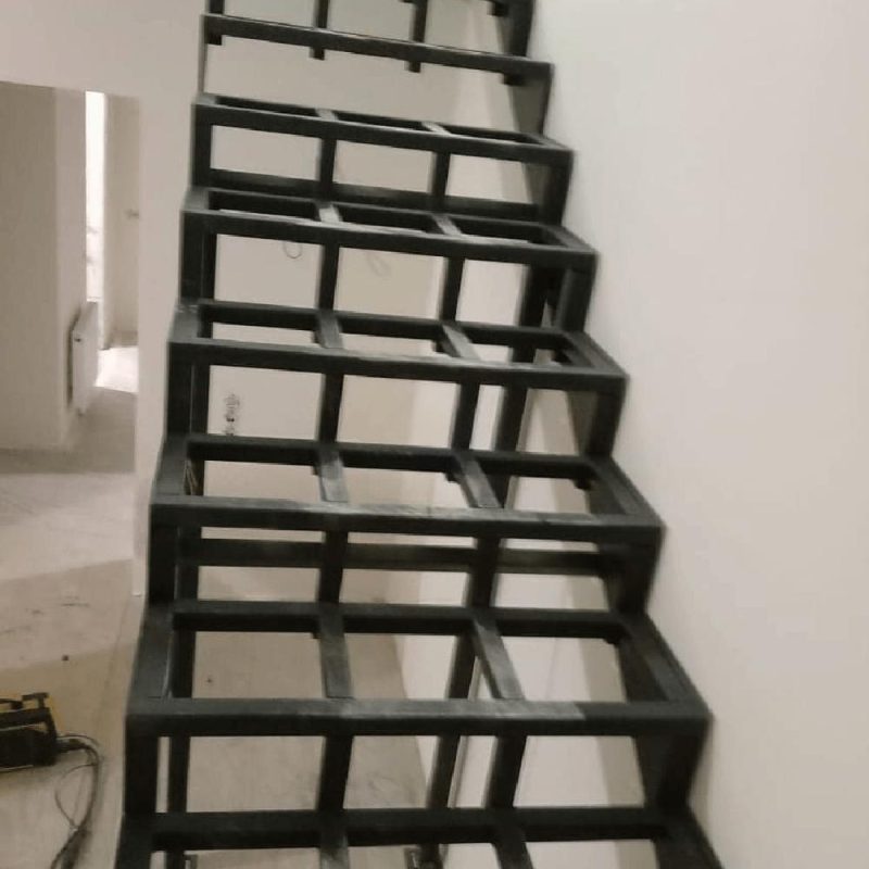 Г образный металлокаркас лестницы под плитку с площадкой