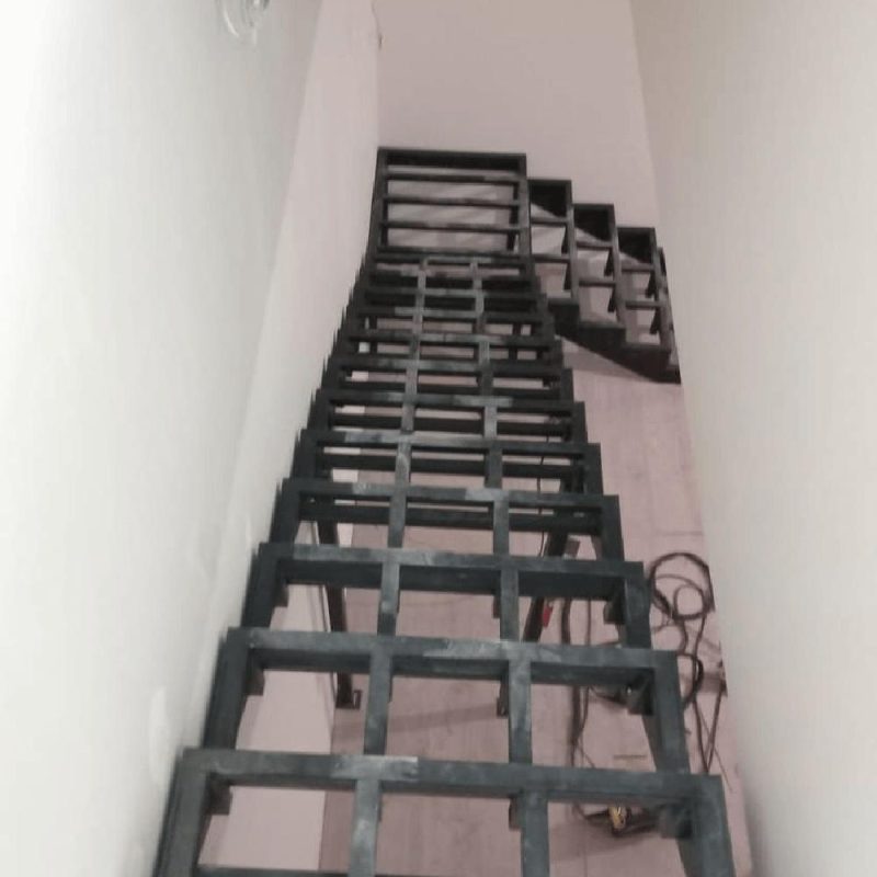 Г образный металлокаркас лестницы под плитку с площадкой