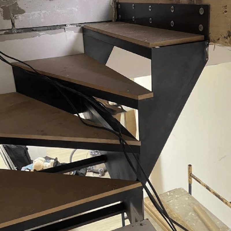 Г-образный металлокаркас с длинным нижним маршем с поворотом на 90 градусов