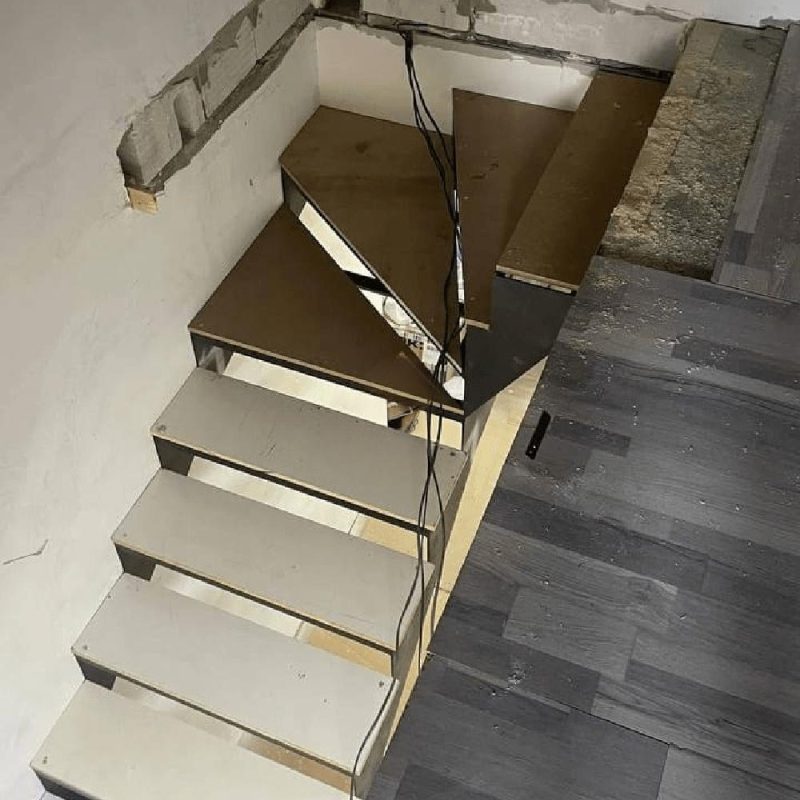 Г-образный металлокаркас с длинным нижним маршем с поворотом на 90 градусов