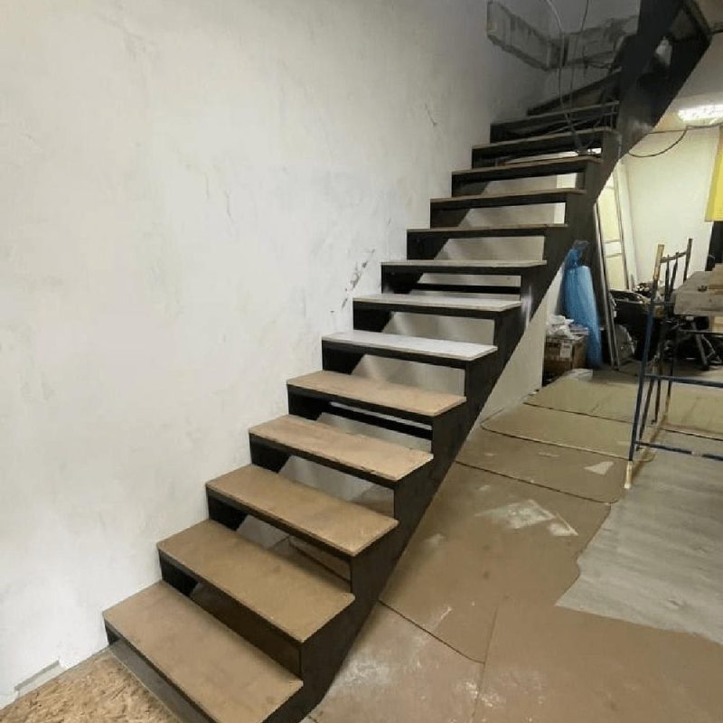 Г-образный металлокаркас с длинным нижним маршем с поворотом на 90 градусов