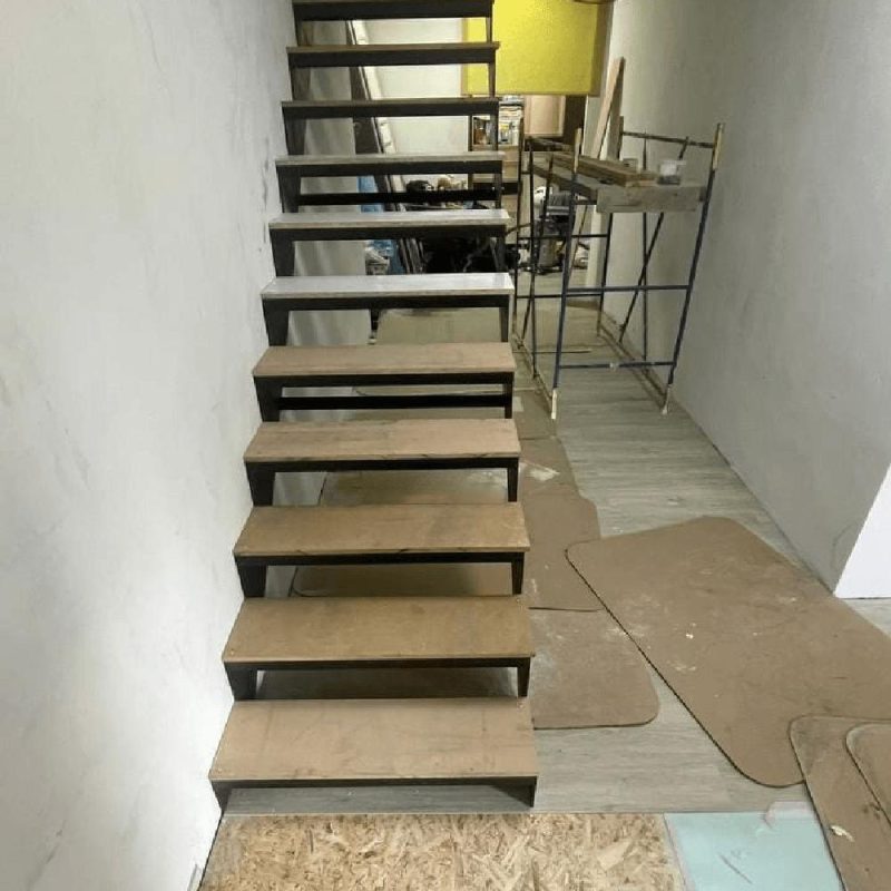 Г-образный металлокаркас с длинным нижним маршем с поворотом на 90 градусов