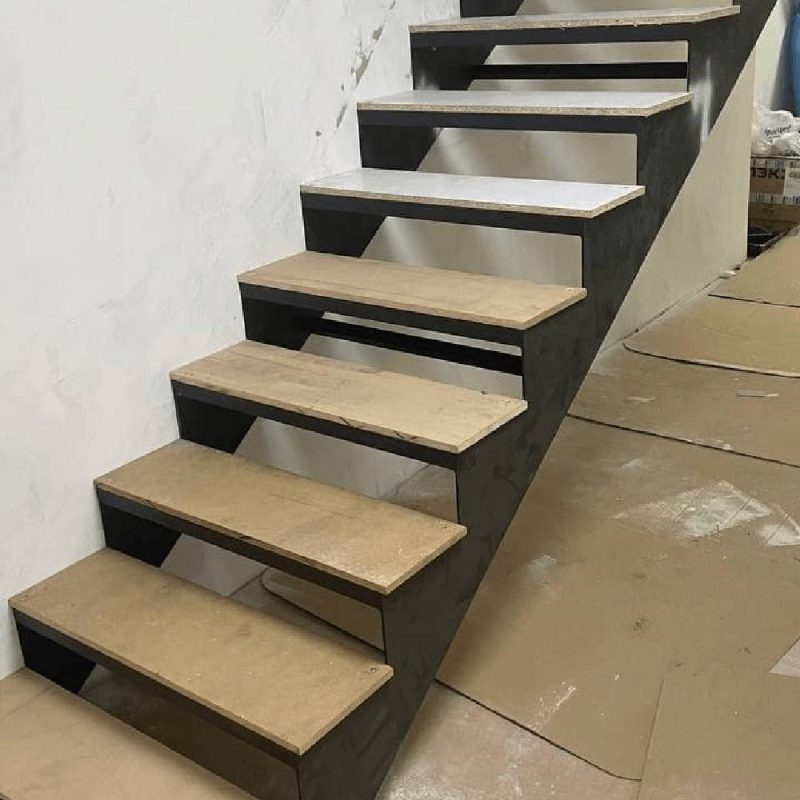 Г-образный металлокаркас с длинным нижним маршем с поворотом на 90 градусов