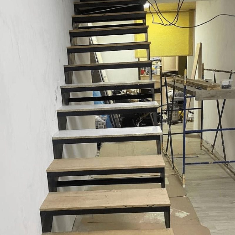 Г-образный металлокаркас с длинным нижним маршем с поворотом на 90 градусов