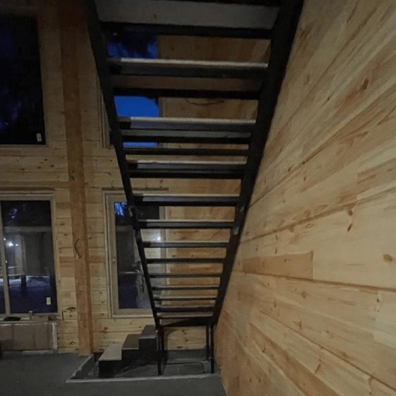 Г образный металлокаркас с длинным верхним маршем с поворотом на 90 градусов