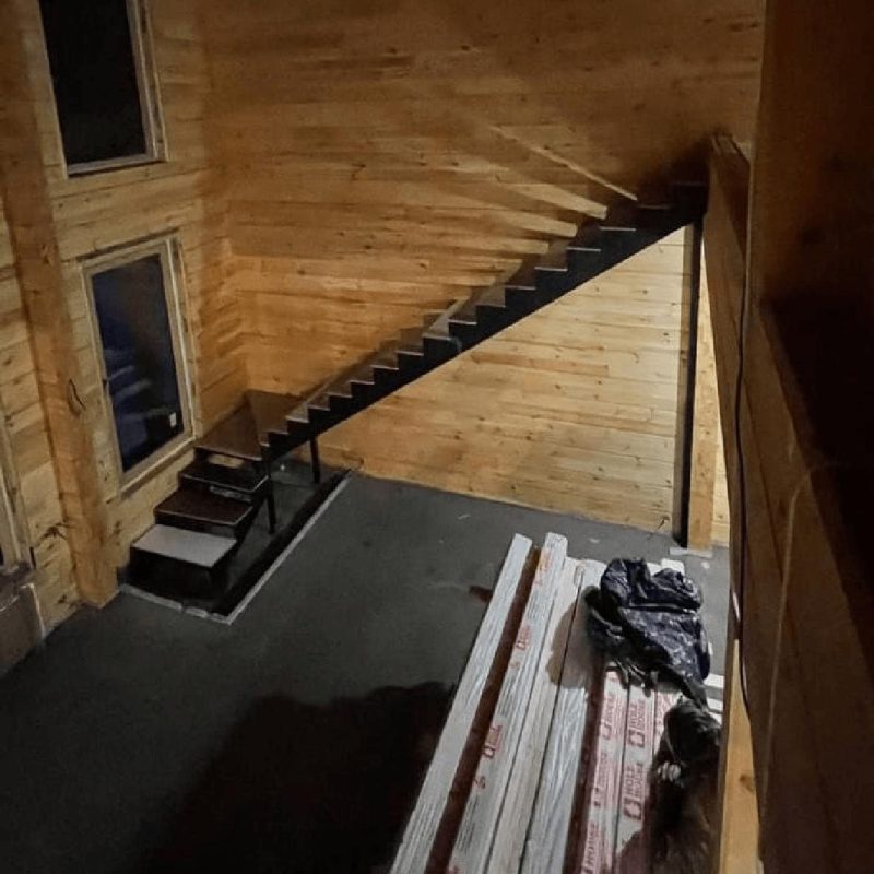 Г образный металлокаркас с длинным верхним маршем с поворотом на 90 градусов