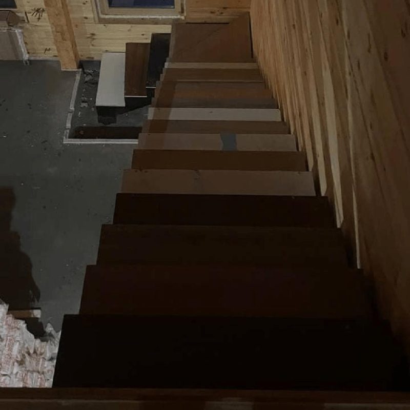 Г образный металлокаркас с длинным верхним маршем с поворотом на 90 градусов