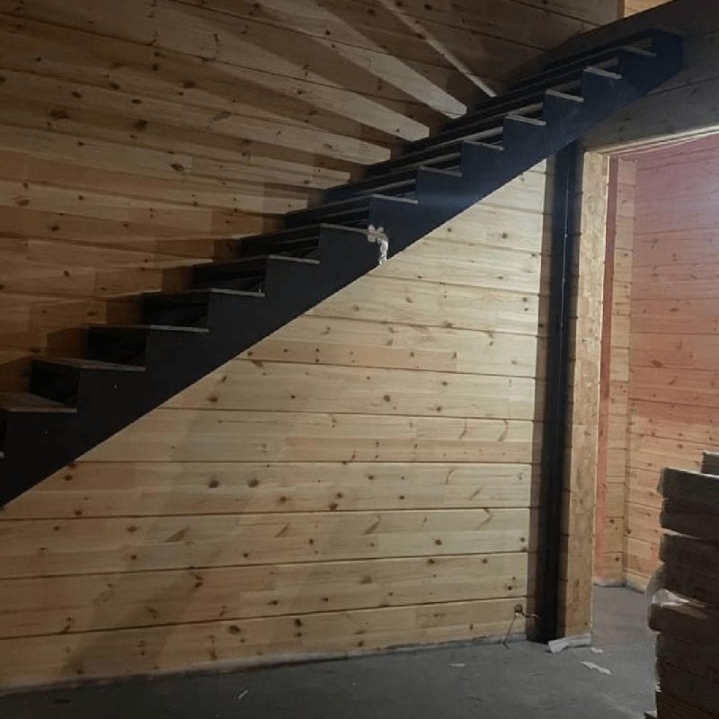 Г образный металлокаркас с длинным верхним маршем с поворотом на 90 градусов