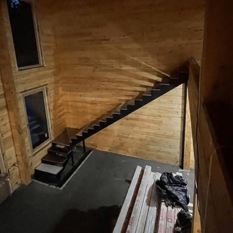 Г образный металлокаркас с длинным верхним маршем с поворотом на 90 градусов