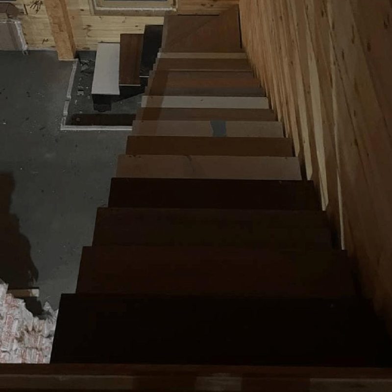 Г образный металлокаркас с длинным верхним маршем с поворотом на 90 градусов