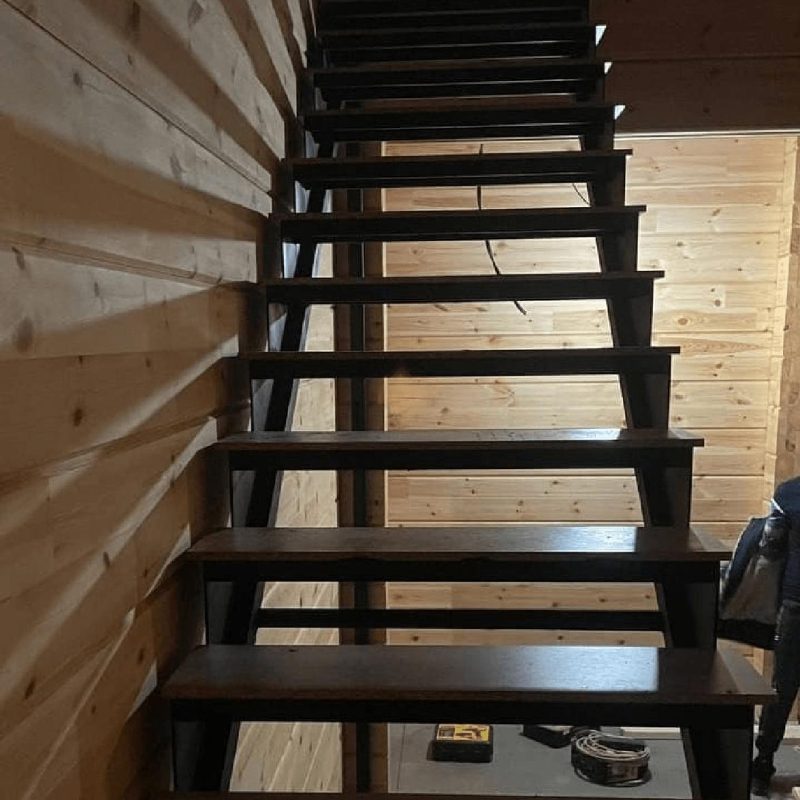 Г образный металлокаркас с длинным верхним маршем с поворотом на 90 градусов