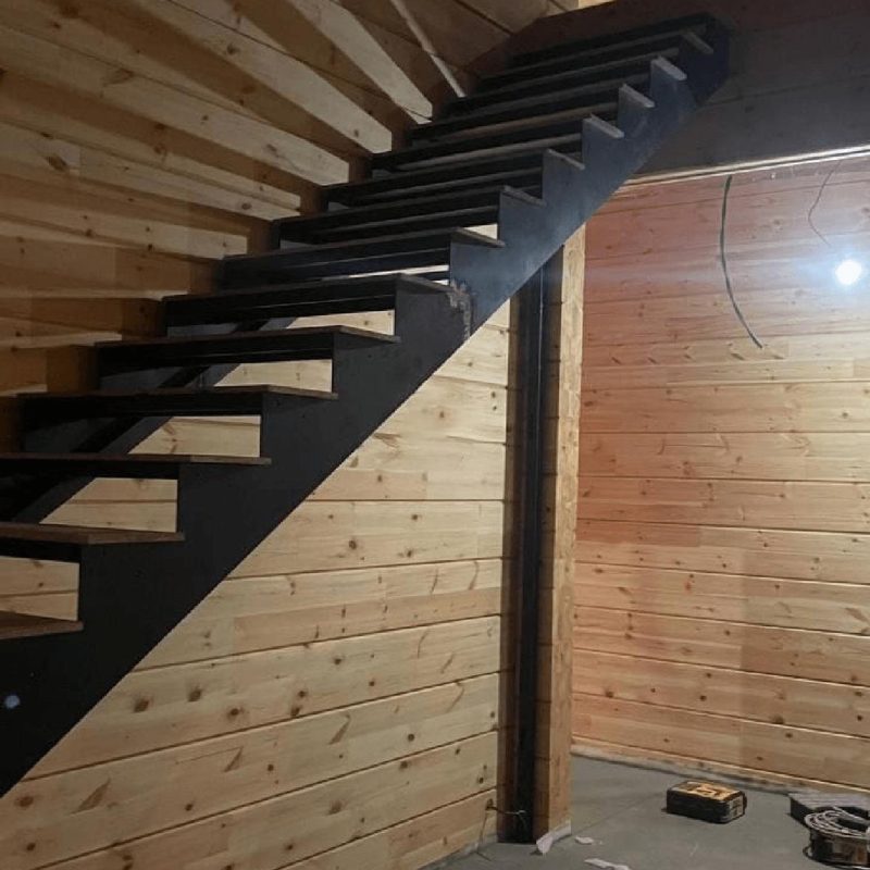 Г образный металлокаркас с длинным верхним маршем с поворотом на 90 градусов