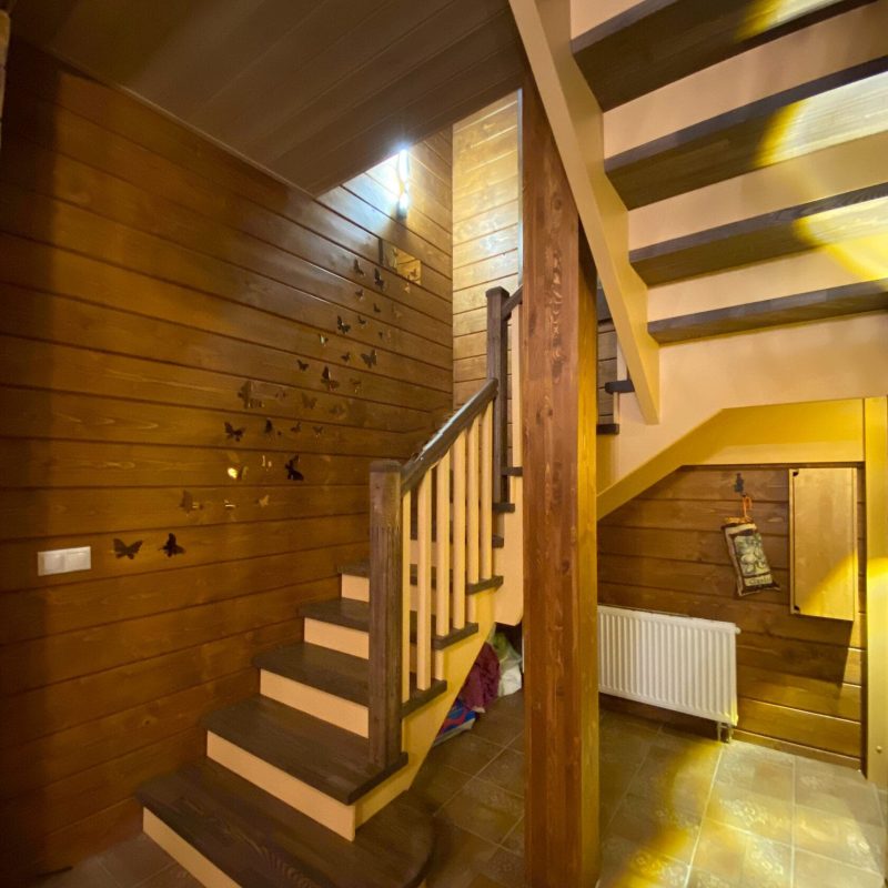 Трехмаршевая деревянная лестница с пригласительной из ясеня и березы