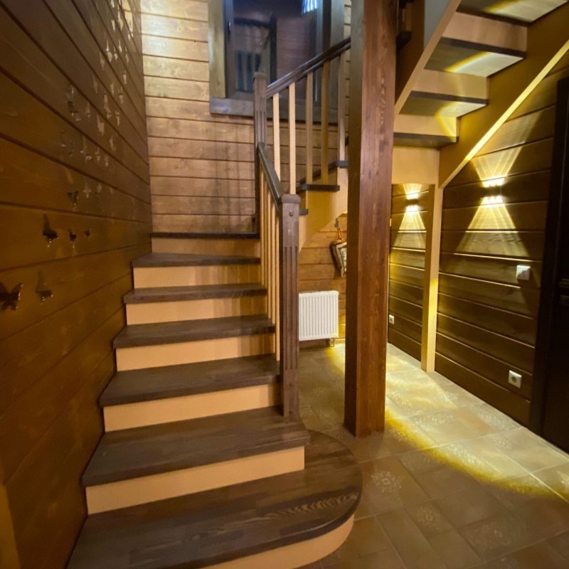 Трехмаршевая деревянная лестница с пригласительной из ясеня и березы