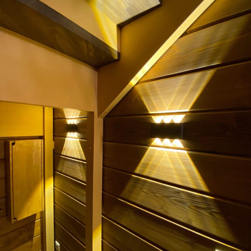 Трехмаршевая деревянная лестница с пригласительной из ясеня и березы