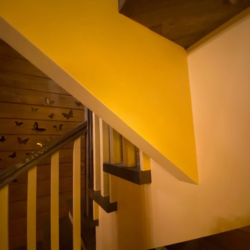 Трехмаршевая деревянная лестница с пригласительной из ясеня и березы