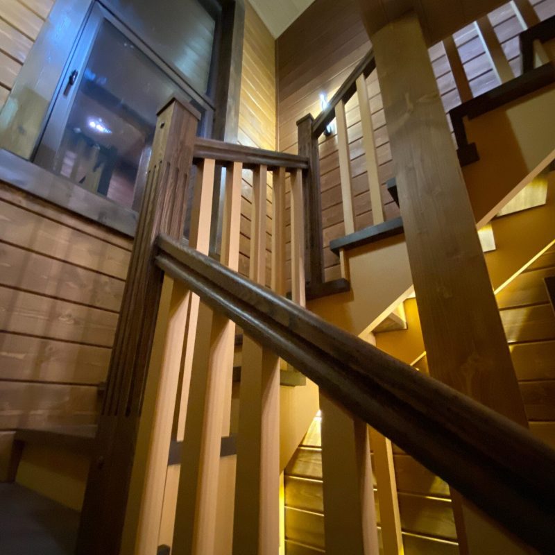 Трехмаршевая деревянная лестница с пригласительной из ясеня и березы