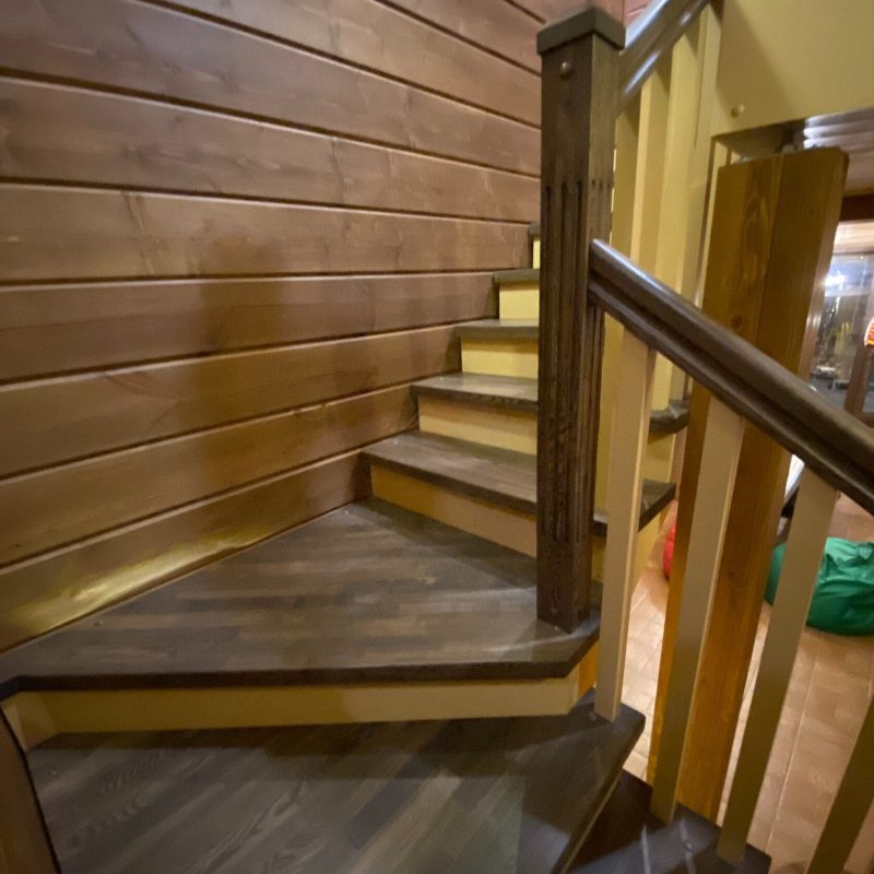 Трехмаршевая деревянная лестница с пригласительной из ясеня и березы