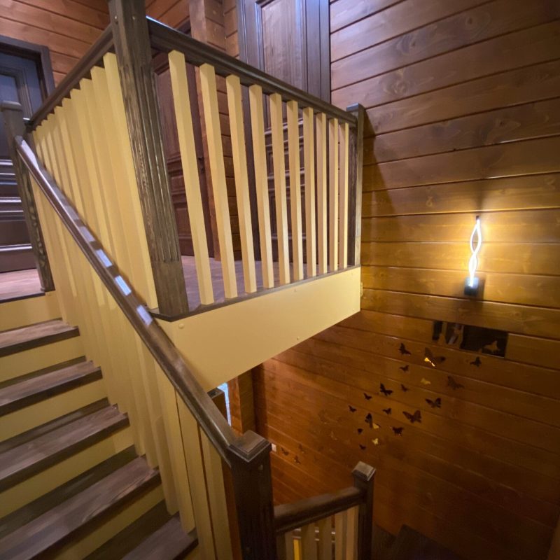 Трехмаршевая деревянная лестница с пригласительной из ясеня и березы