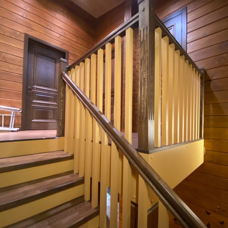 Трехмаршевая деревянная лестница с пригласительной из ясеня и березы