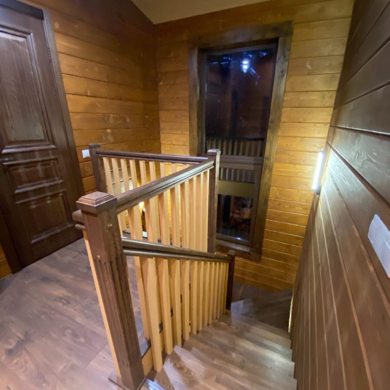 Трехмаршевая деревянная лестница с пригласительной из ясеня и березы