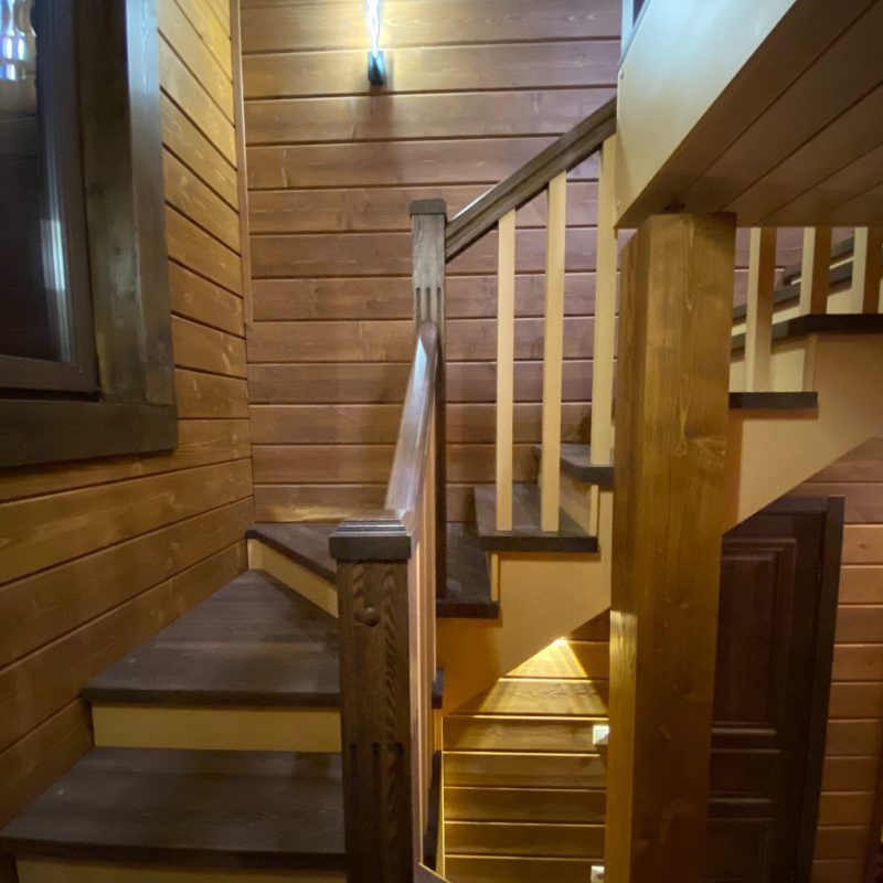 Трехмаршевая деревянная лестница с пригласительной из ясеня и березы