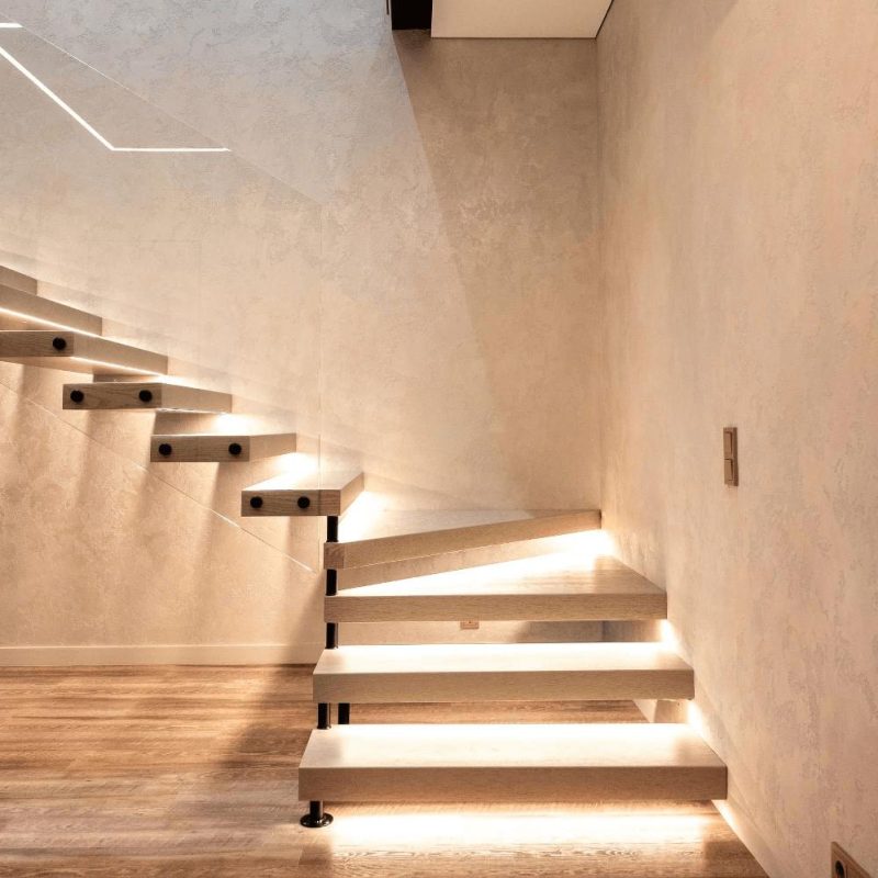 Консольная лестница со шпонированными ступенями и стеклом